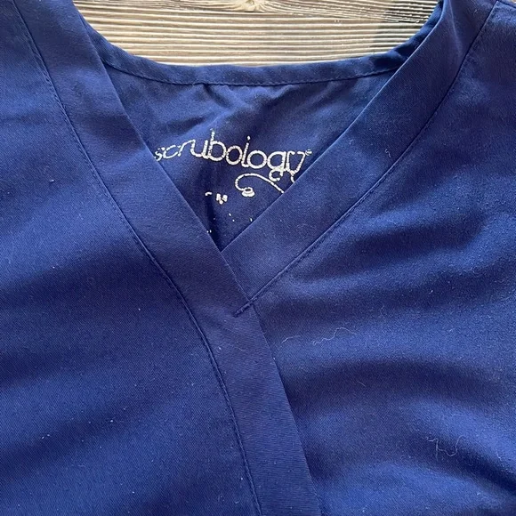 Bundle of 6 scrub tops size small - Picture 9 of 11